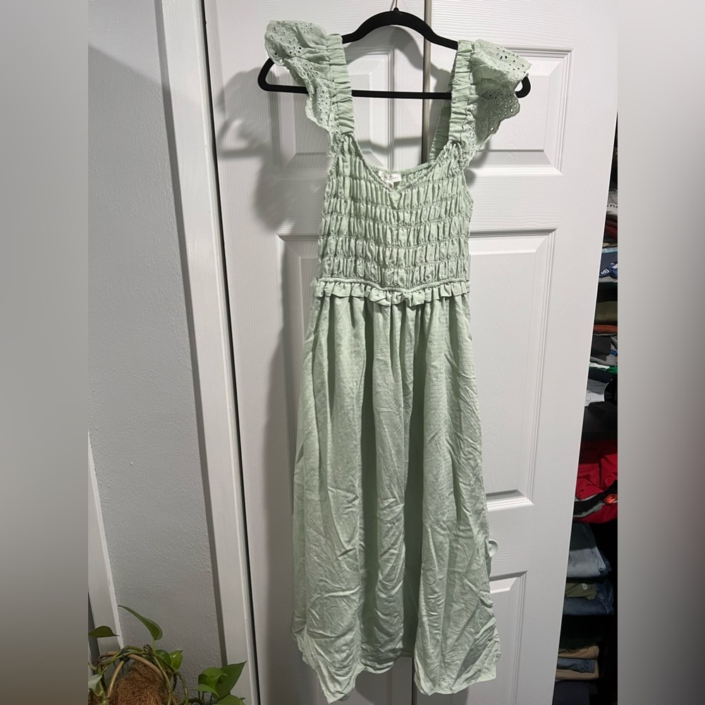 Women’s dress never worn. Light and perfect for a little event.